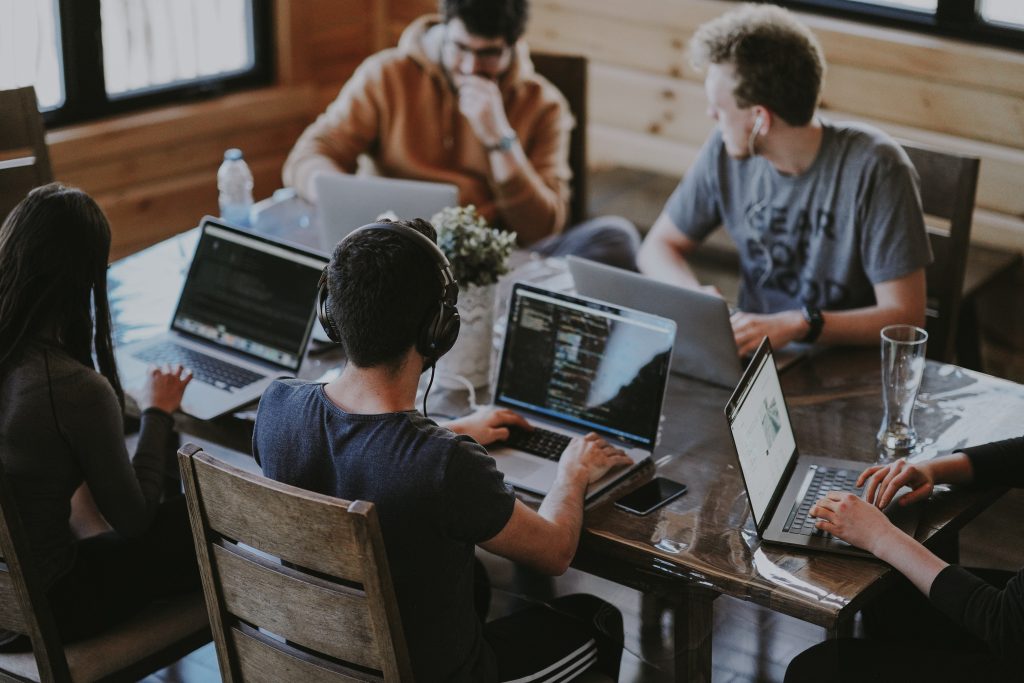 developpeurs autour d'une table